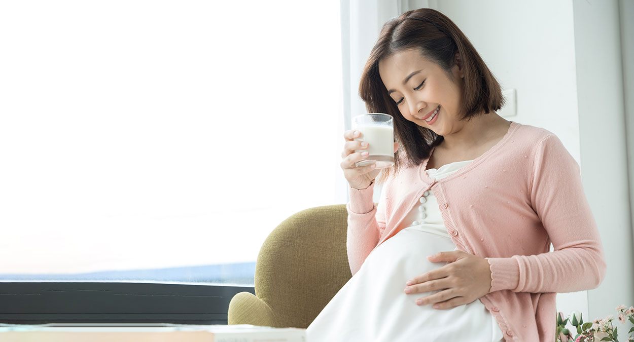 pregnant woman drinking milk