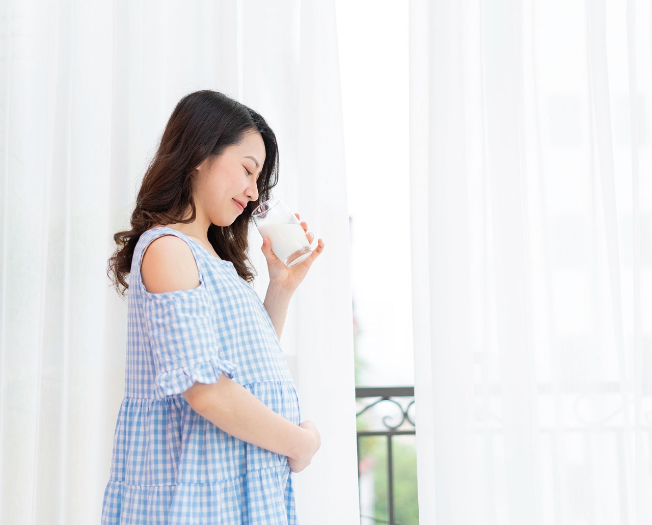 pregnant woman drinking milk