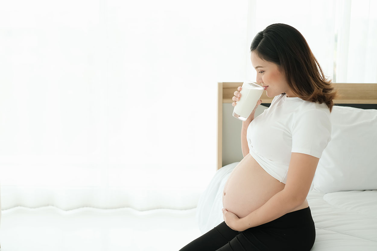 pregnant woman drinking milk